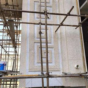 潍坊 黄金麻花岗岩别墅外墙干挂回纹造型效果