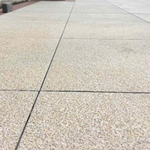 潍坊 黄金麻花岗岩石板材荔枝面地面铺装效果