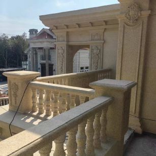 潍坊 黄金麻别墅外墙干挂雕花配合阳台栏杆花瓶柱