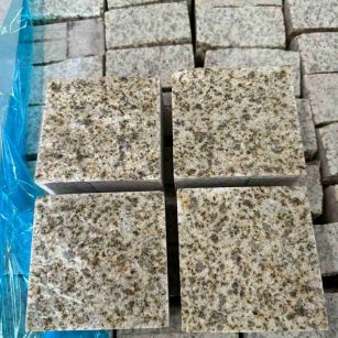 潍坊 黄金麻花岗岩自然面小方块，弹石，马蹄石等