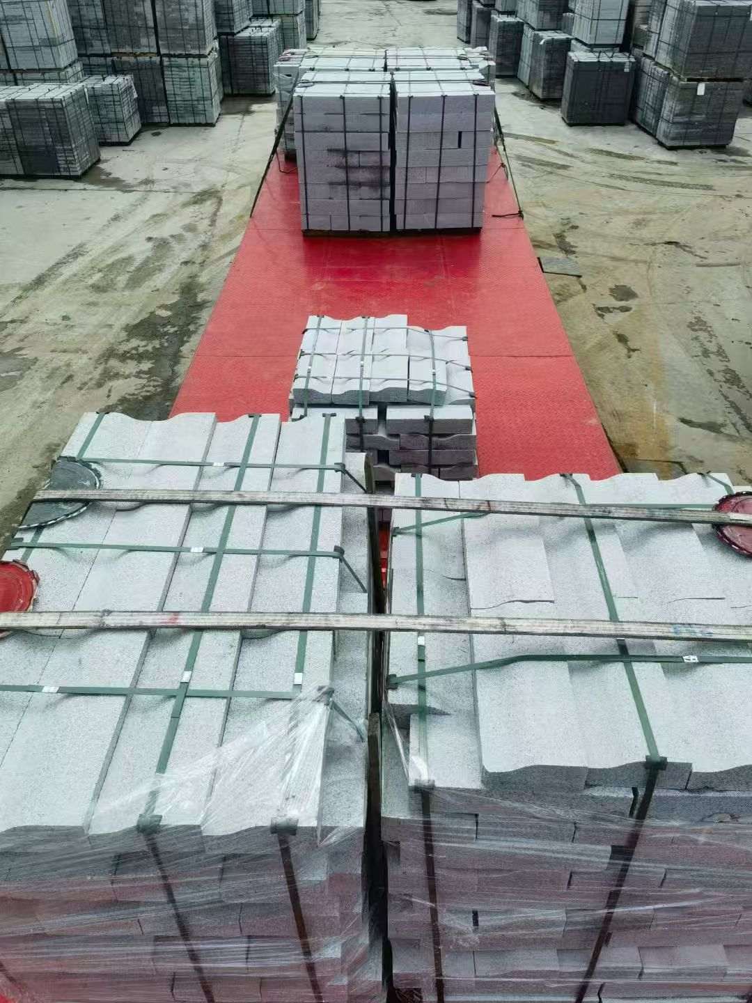 潍坊 芝麻白仿形加直形路沿石出货日常