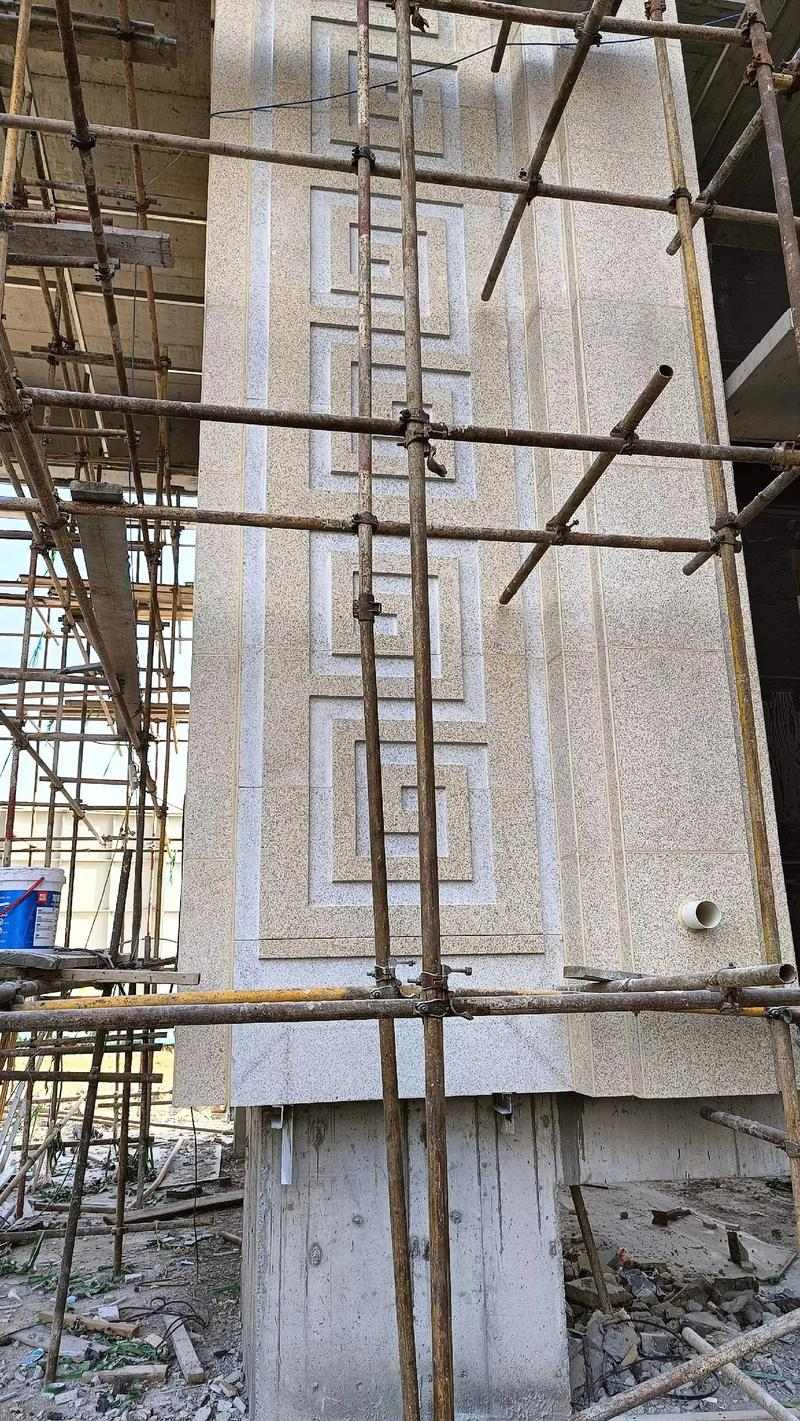 潍坊 黄金麻花岗岩别墅外墙干挂回纹造型效果