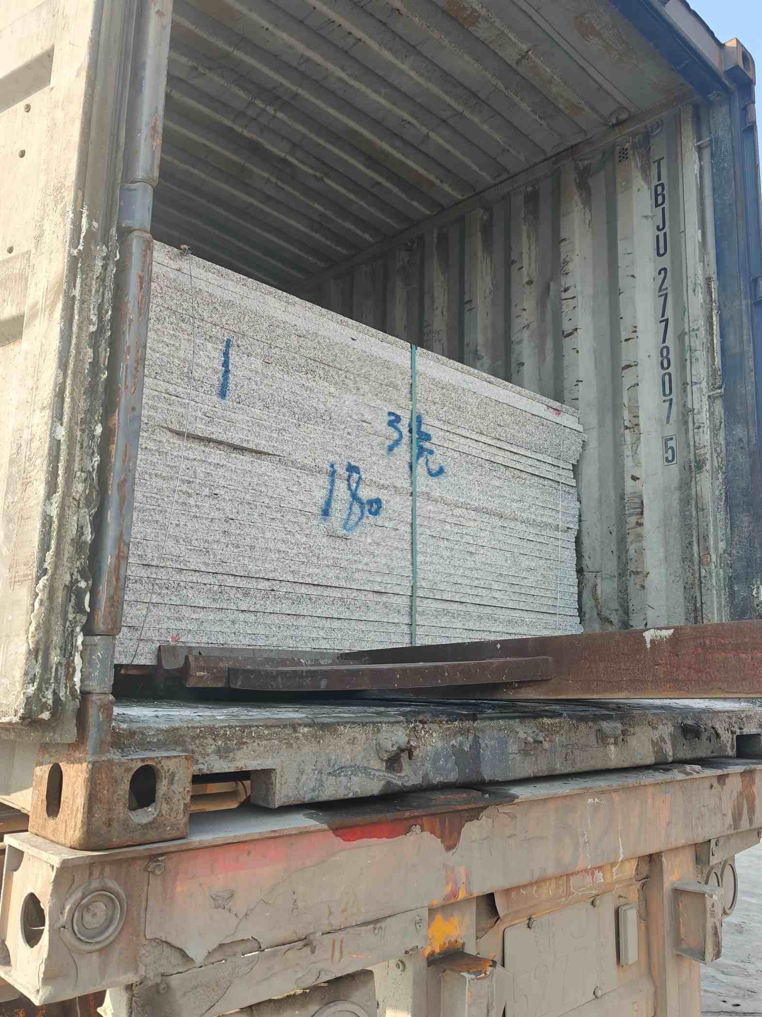 潍坊 芝麻白花岗岩石材3.0公分光面毛板装柜出货