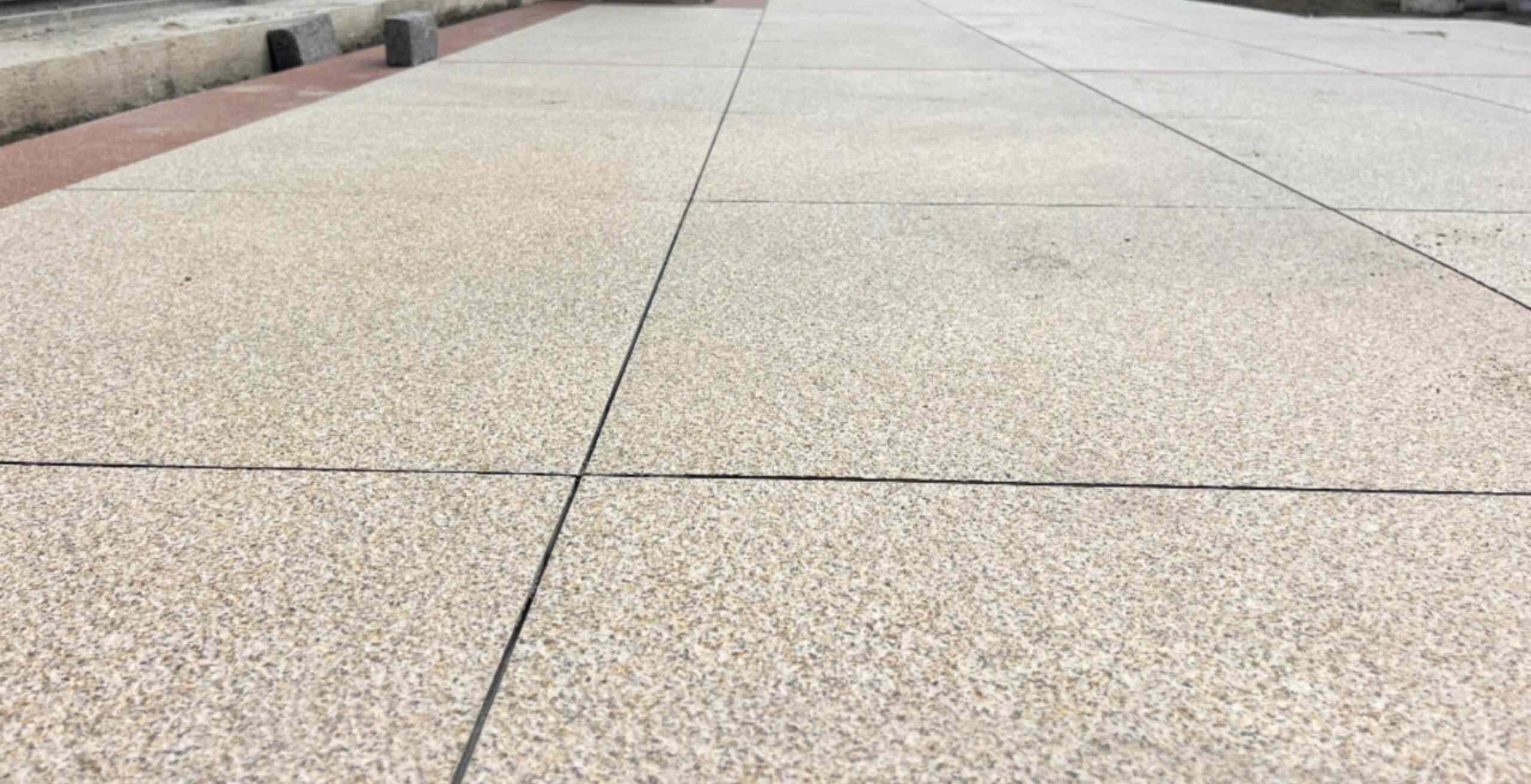 潍坊 黄金麻花岗岩石板材荔枝面地面铺装效果