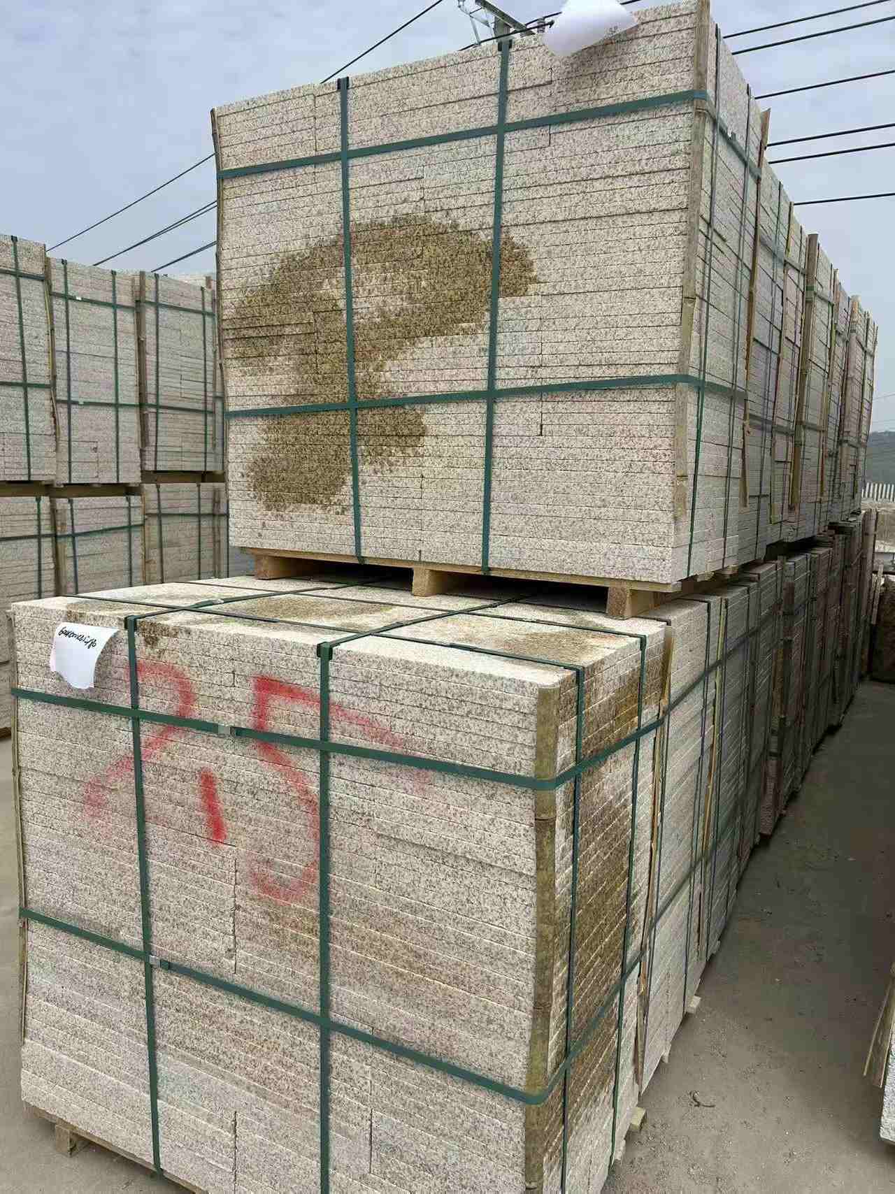 潍坊 黄金麻花岗岩石材荔枝面地铺石2.5*300*600