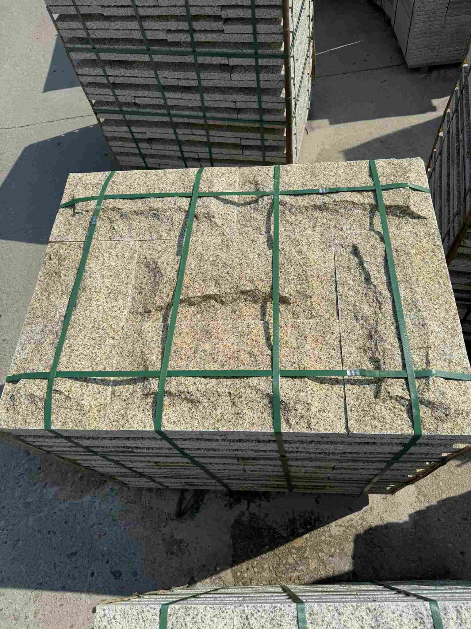 潍坊 黄金麻花岗岩石材自然面蘑菇石成品