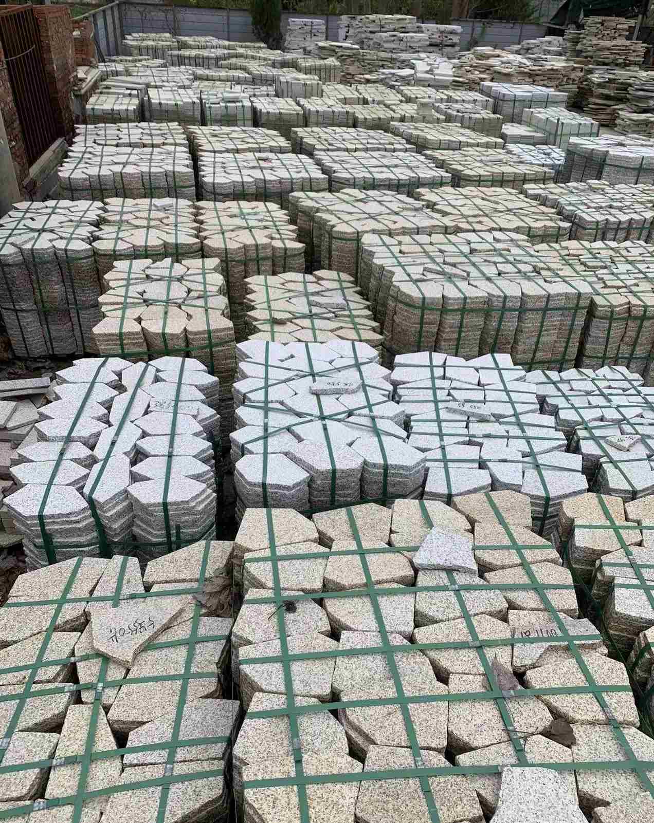 潍坊 黄金麻白麻花岗岩荔枝面地铺石(冰裂纹)