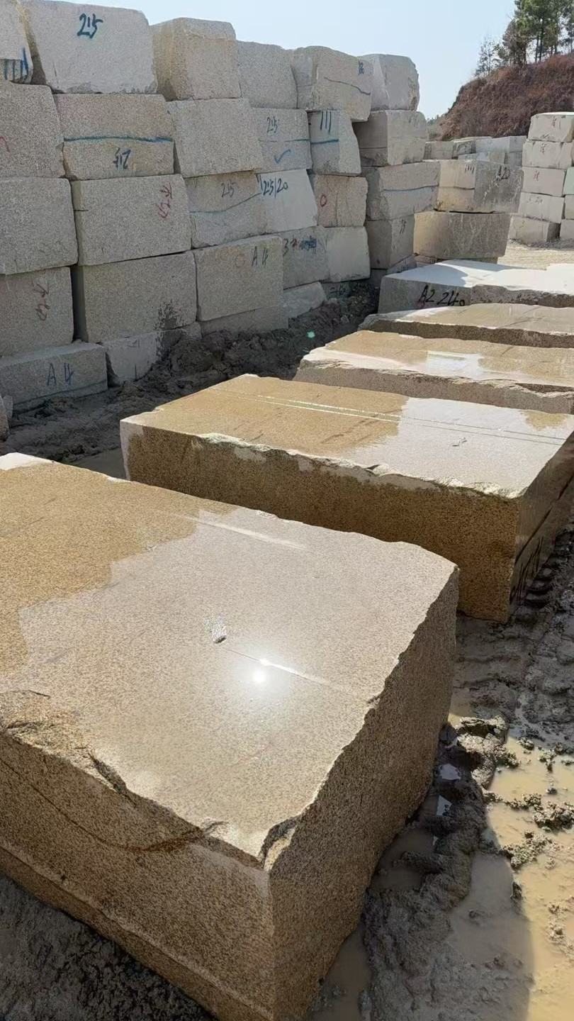 潍坊 黄金麻方料堆场洗料分选中，原材料充足