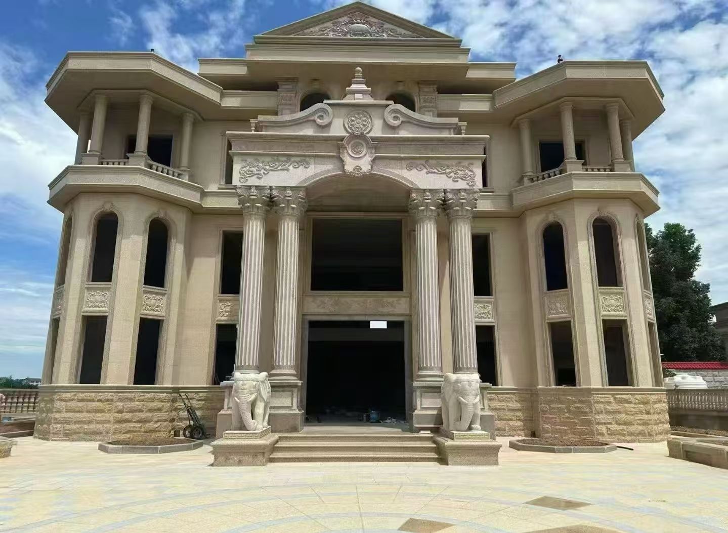 潍坊 黄金麻别墅外墙干挂，大柱，大象，蘑菇石，雕花板