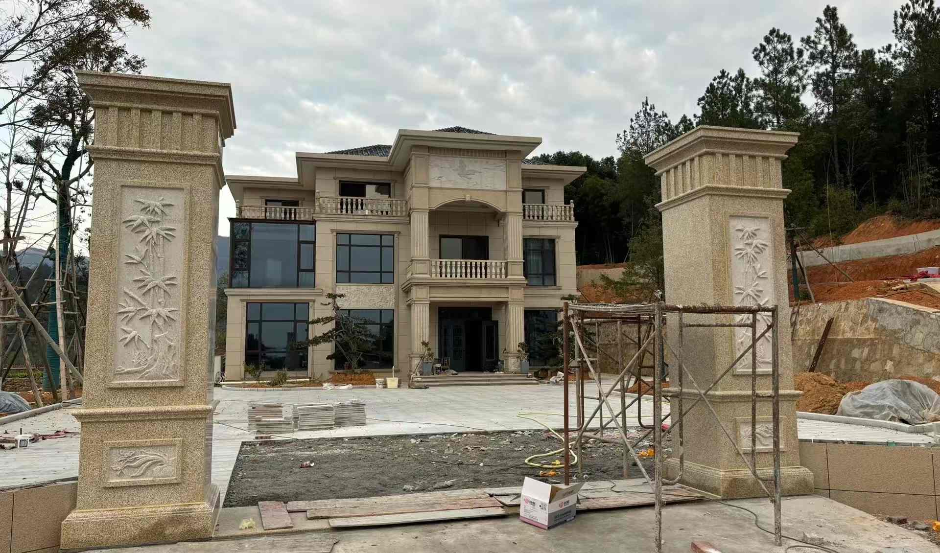 潍坊 黄金麻花岗岩别墅雕花外墙干挂配上门口雕花罗马柱