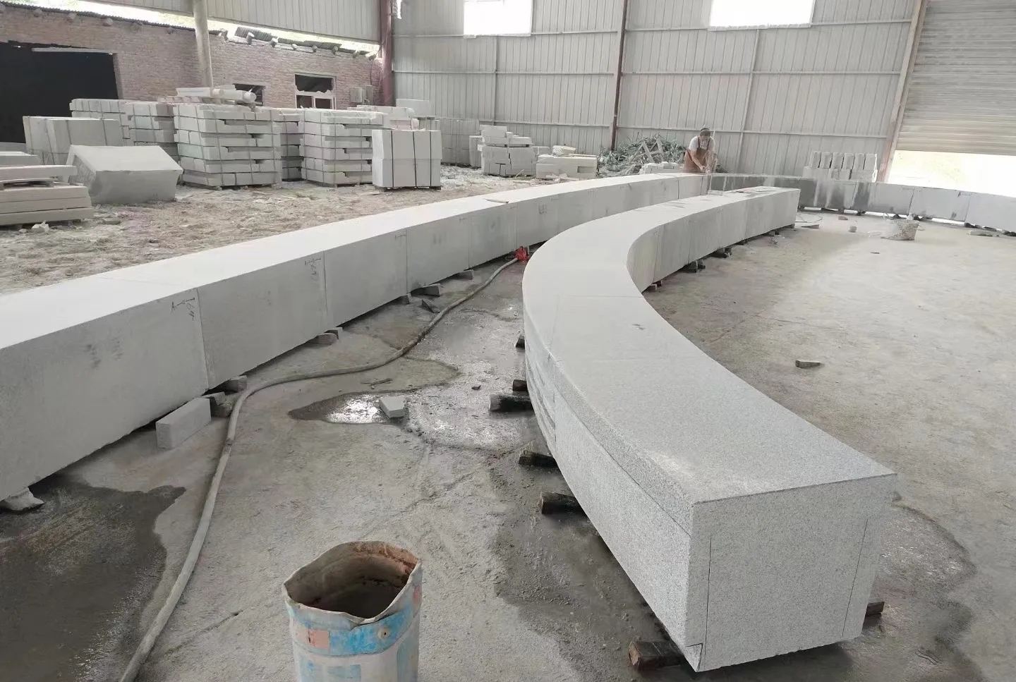 潍坊芝麻白花岗岩石板材 园林光面弧形坐凳