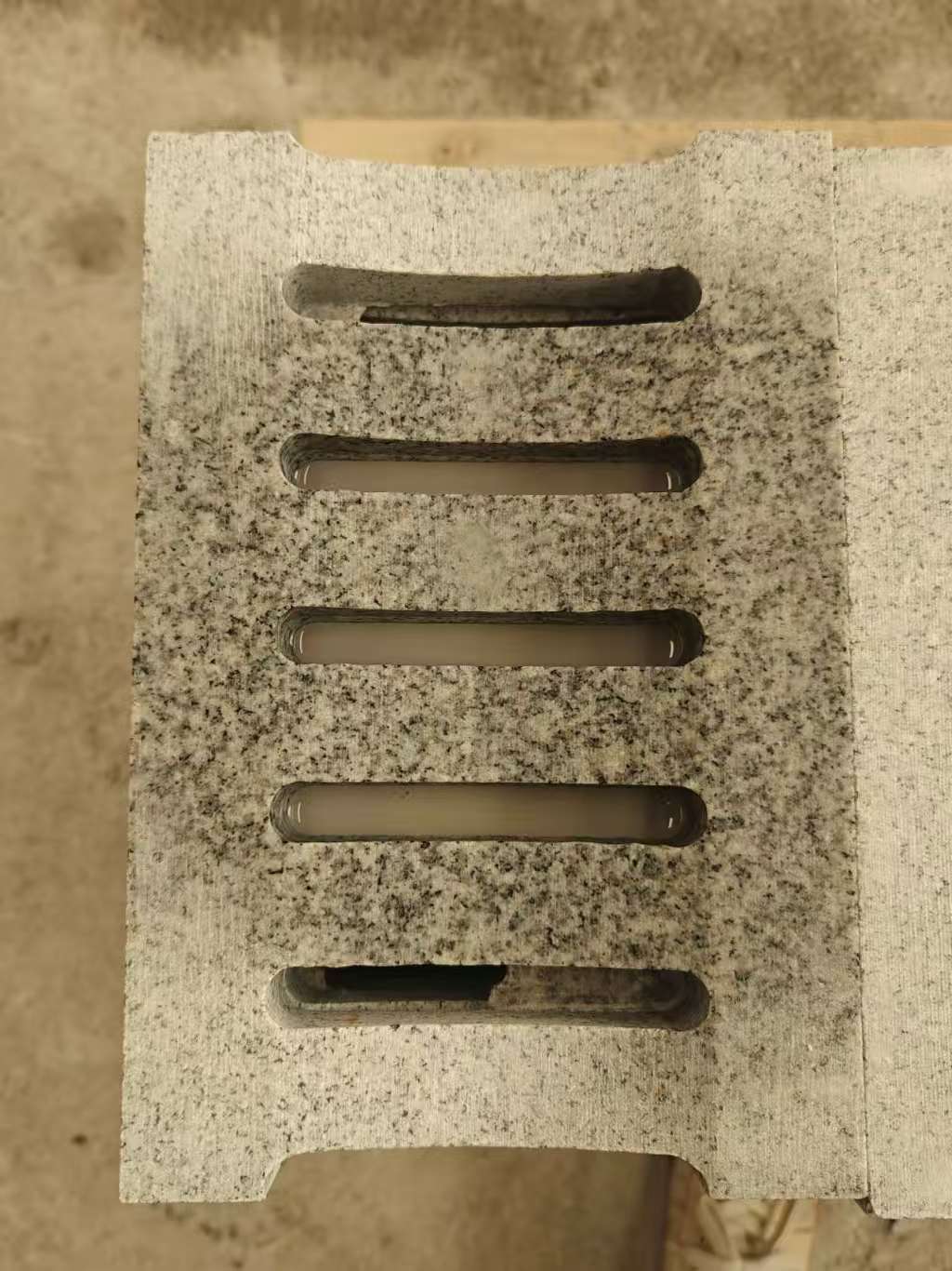 潍坊 芝麻白拉丝面花岗岩U型开槽排水槽