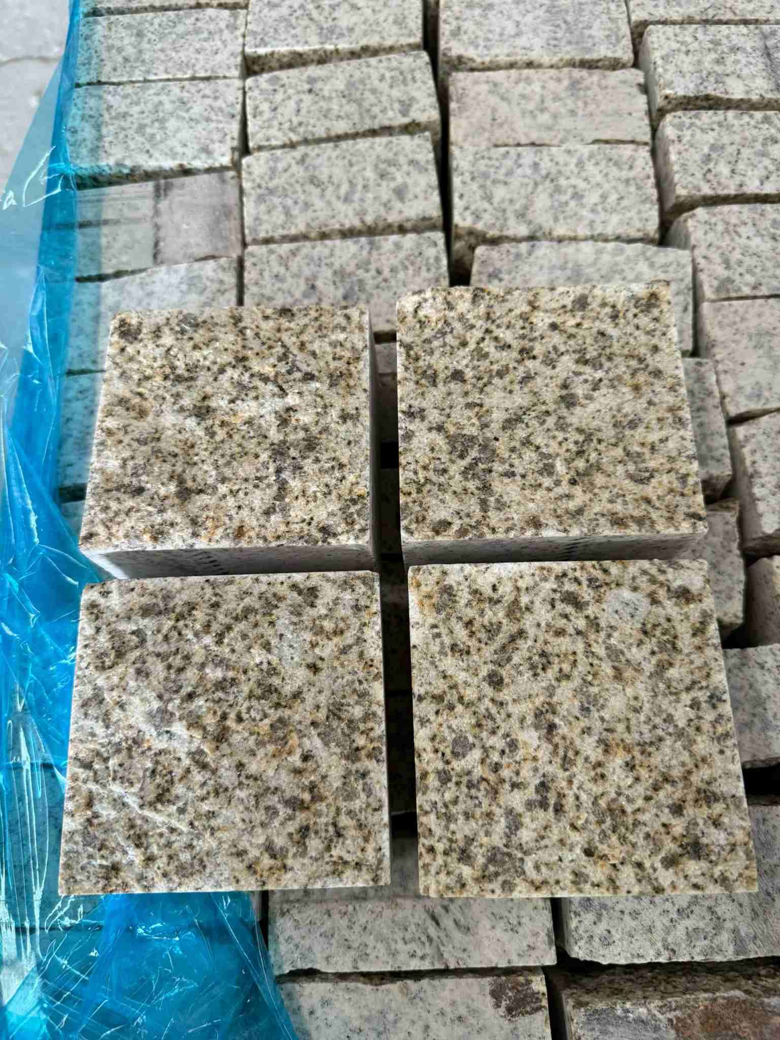 潍坊 黄金麻花岗岩自然面小方块，弹石，马蹄石等