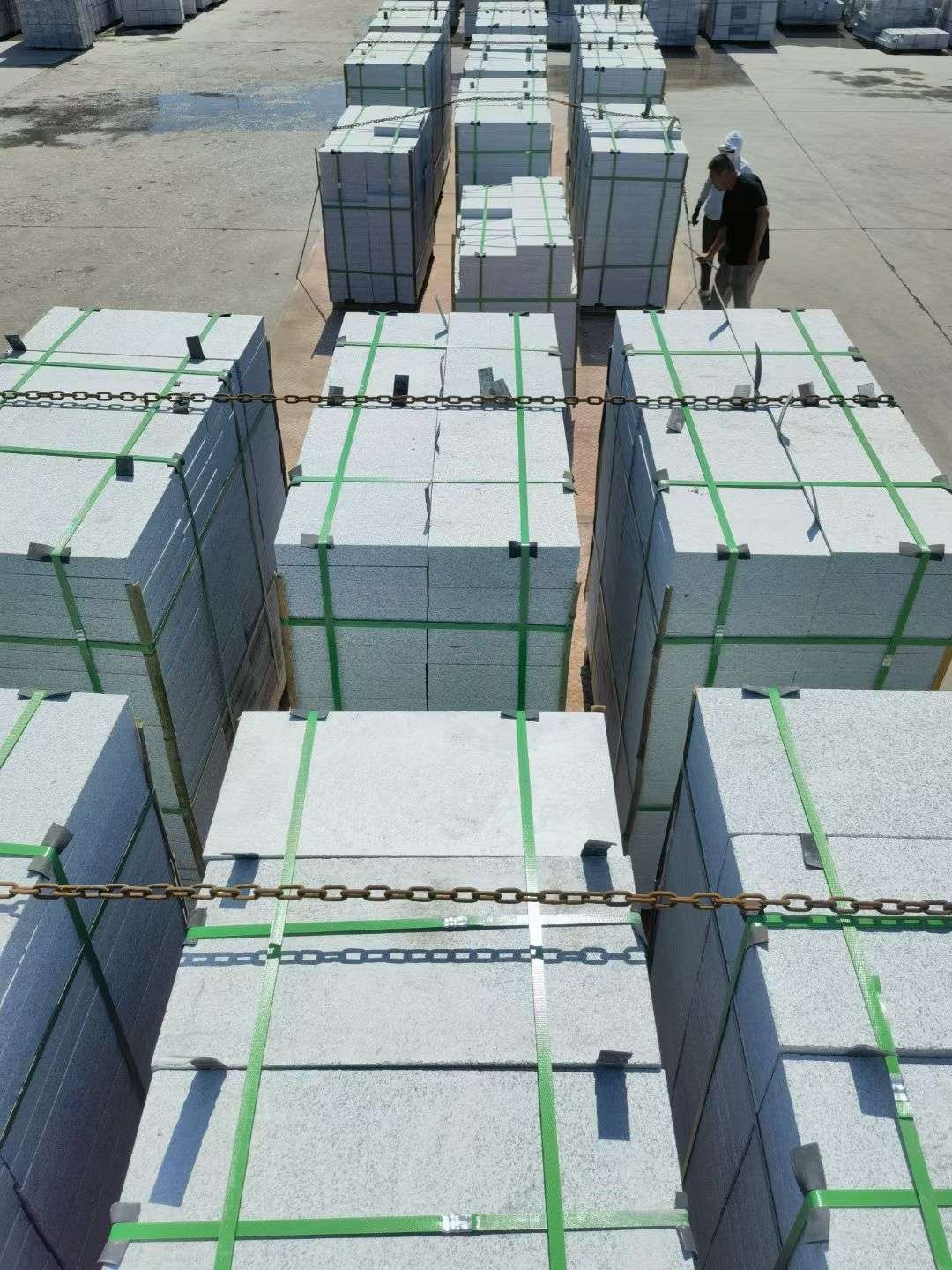 潍坊 芝麻白花岗岩5公分地铺石 花岗岩厂家工厂装车日常