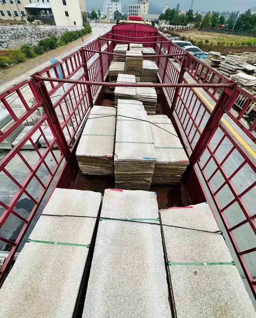 潍坊 黄金麻花岗岩荔枝面，光面毛板装车完成