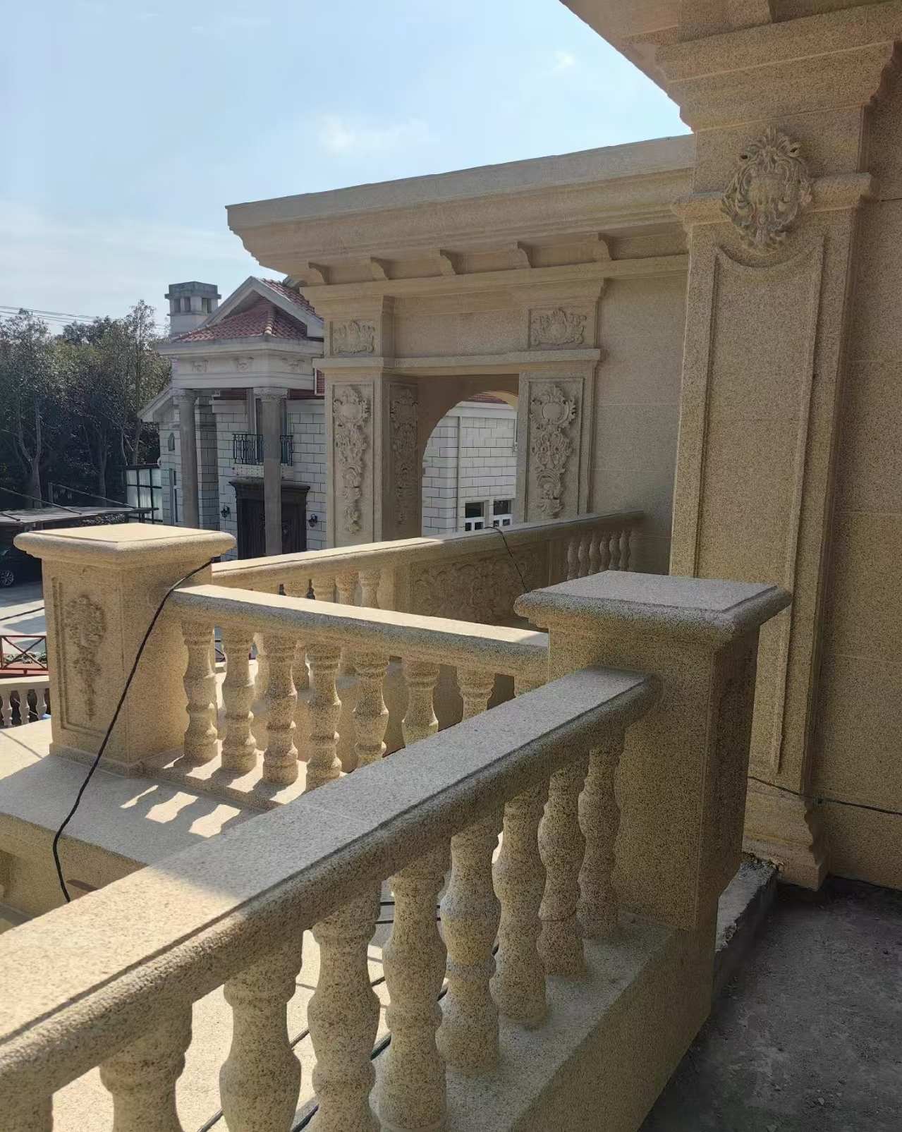 潍坊 黄金麻别墅外墙干挂雕花配合阳台栏杆花瓶柱