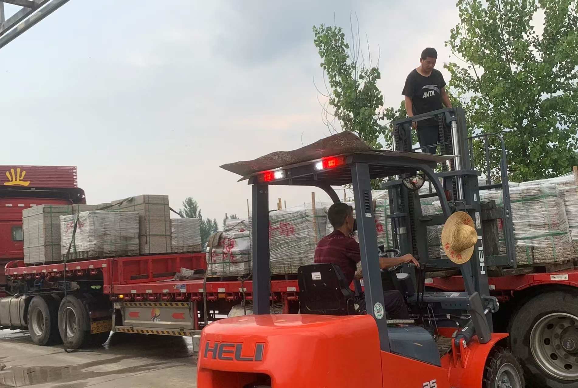 潍坊 黄金麻冰裂纹，地铺石装车