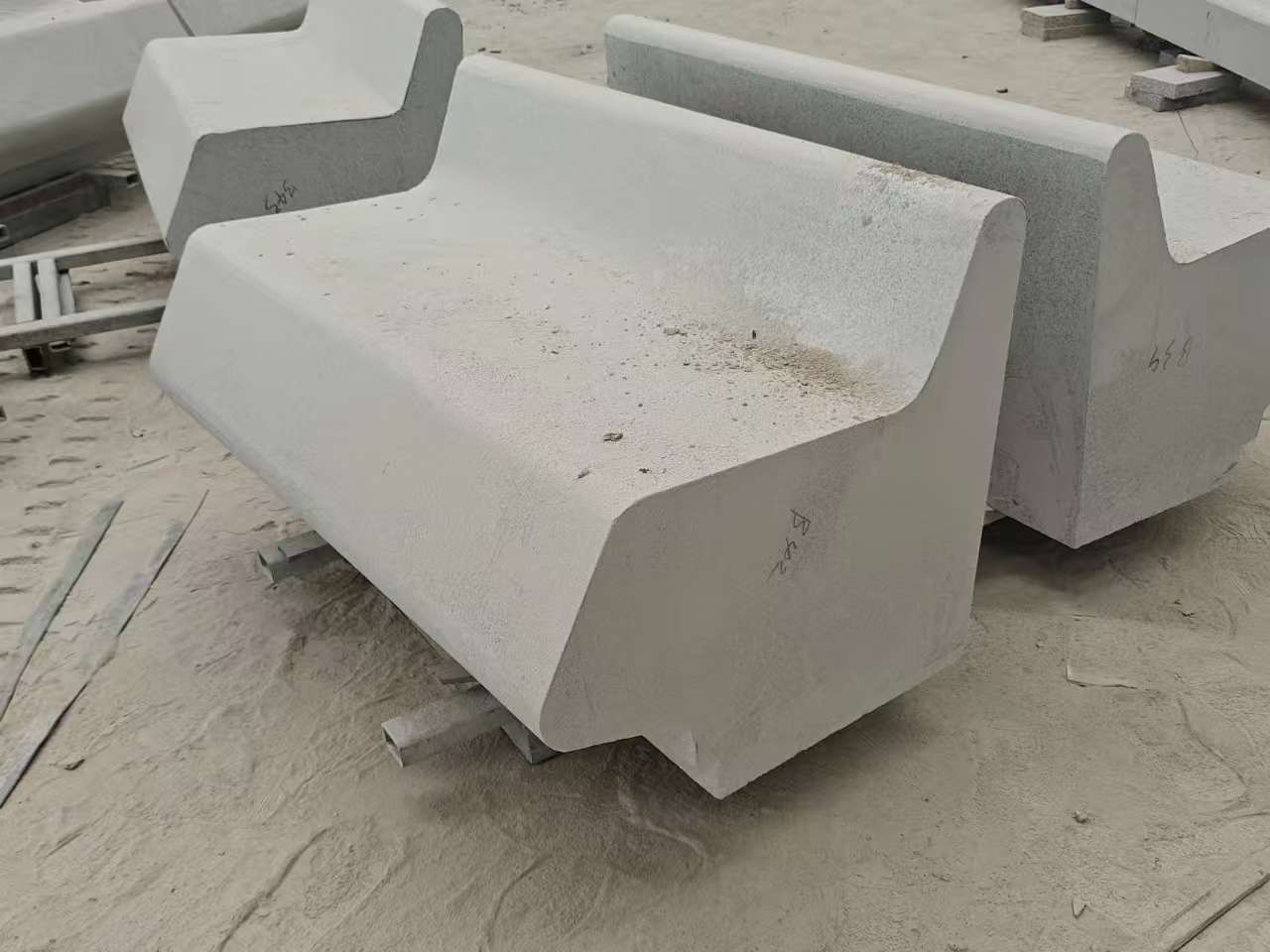 潍坊 芝麻白花岗岩异形坐凳，石凳